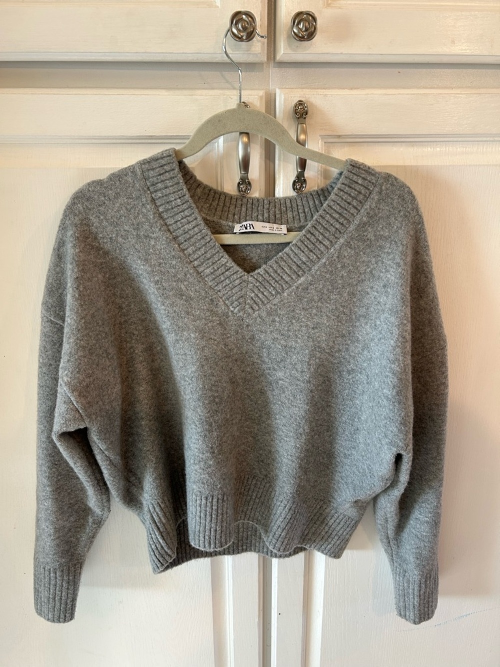 Zara Women's V-Neck Sweater in Heather Gray - Picture 5 of 6